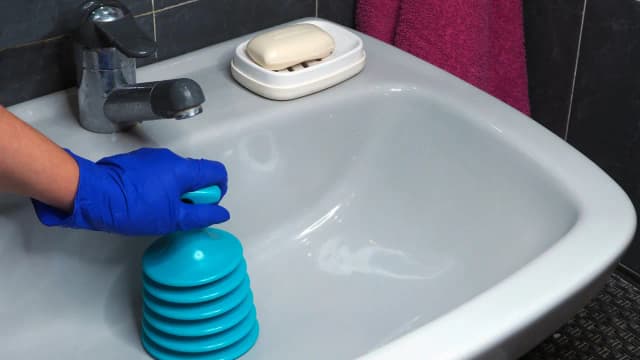 Skuteczne sposoby na to, co rozpuszcza włosy w rurach i unika zatorów Skuteczne sposoby na to, co rozpuszcza włosy w rurach i unika zatorów